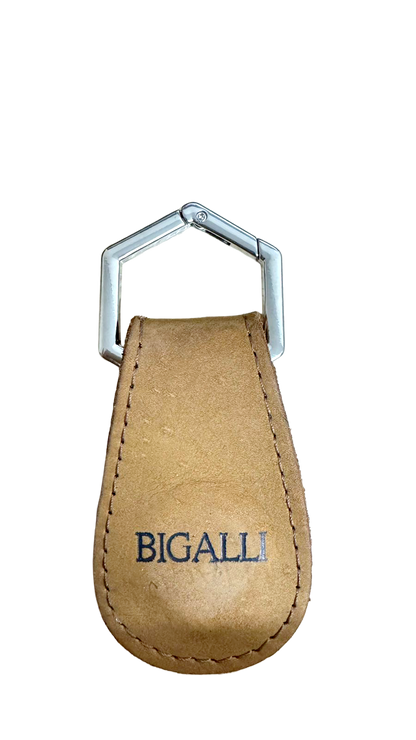 Clip para sombrero Bigalli de cuero con acabado en aluminio cromado, accesorio elegante para sujetar sombreros.